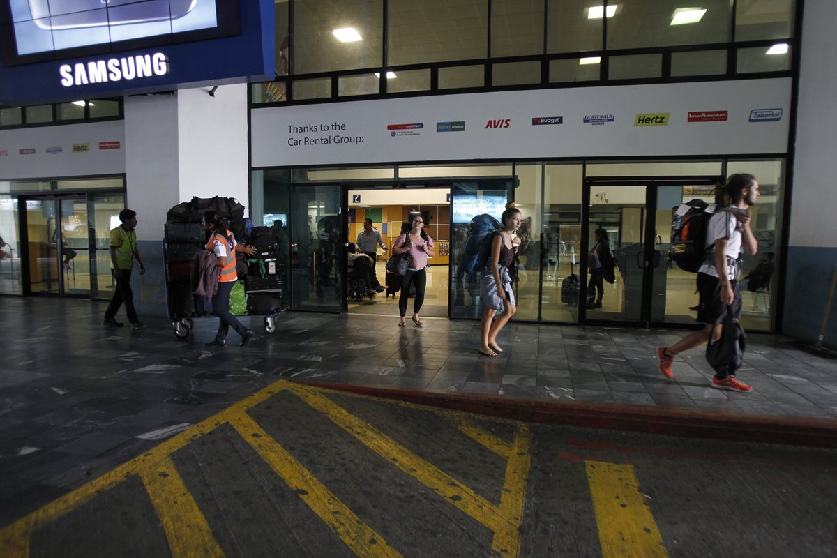 Los puntos ciegos del aeropuerto permiten el tránsito sin control de personas en la Dirección General de Aeronáutica Civil, sin que los trabajadores puedan hacer algo al respecto. (Foto: Hemeroteca PL)