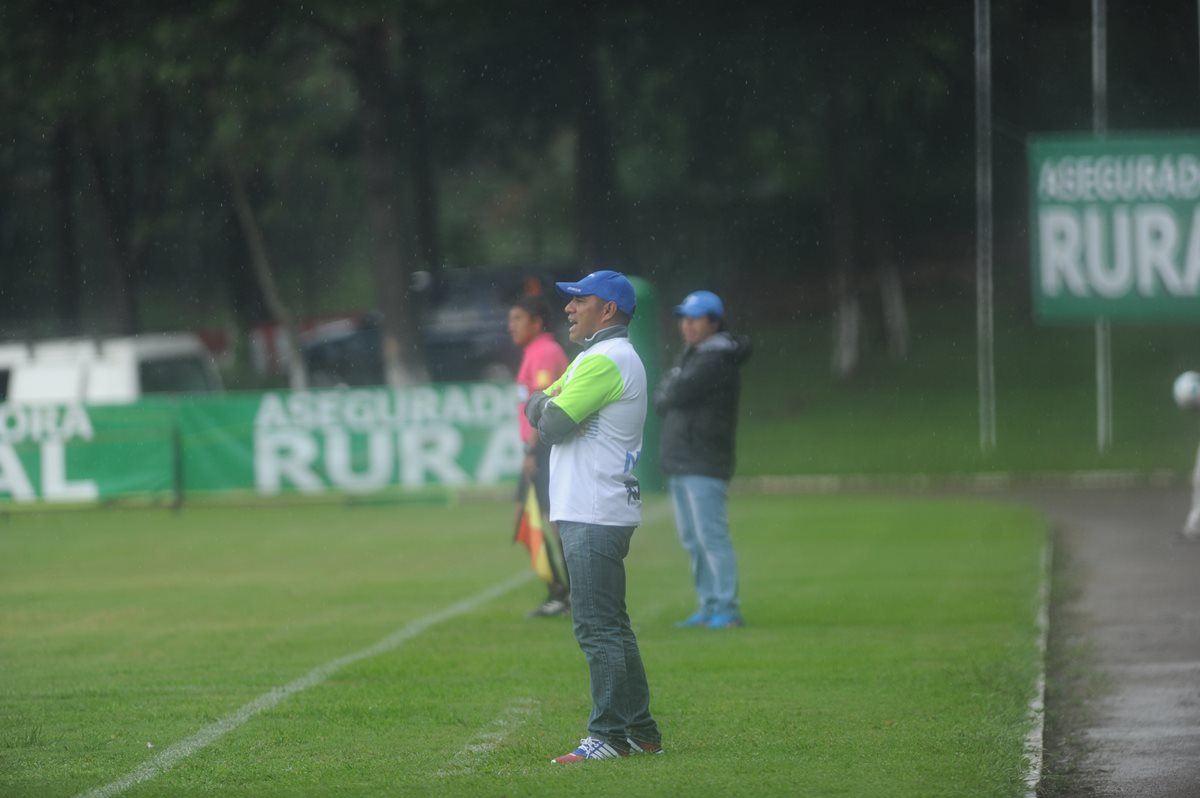 Juan Carlos Plata, entrenador de Mixco de la Primera División, se enfrentó este miércoles al líder Universidad, que es dirigido por su excompañero en Municipal, Sergio Guevara. (Foto Prensa Libre: Edwin Fajardo)