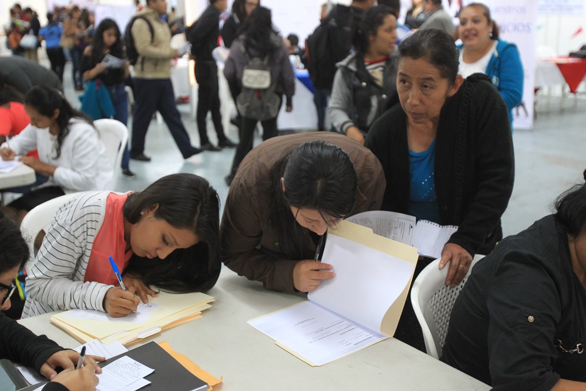 En enero se llevarán a cabo dos ferias del empleo donde miles buscarán una oportunidad laboral. (Foto Prensa Libre: Hemeroteca)