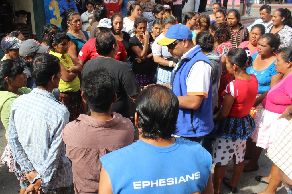 Vendedores protestan frente a la comuna de Jutiapa para evitar ser desalojados. (Foto Prensa Libre: Óscar González).