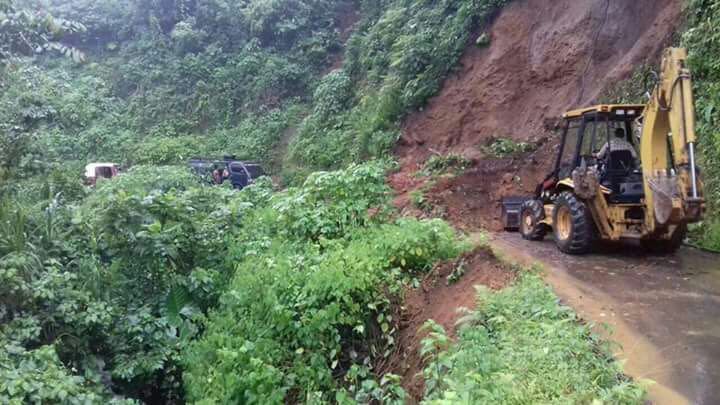 Maquinaria de la comuna de Pueblo Nuevo remueve la tierra para despejar el paso. (Foto Prensa Libre: Cristian Icó)