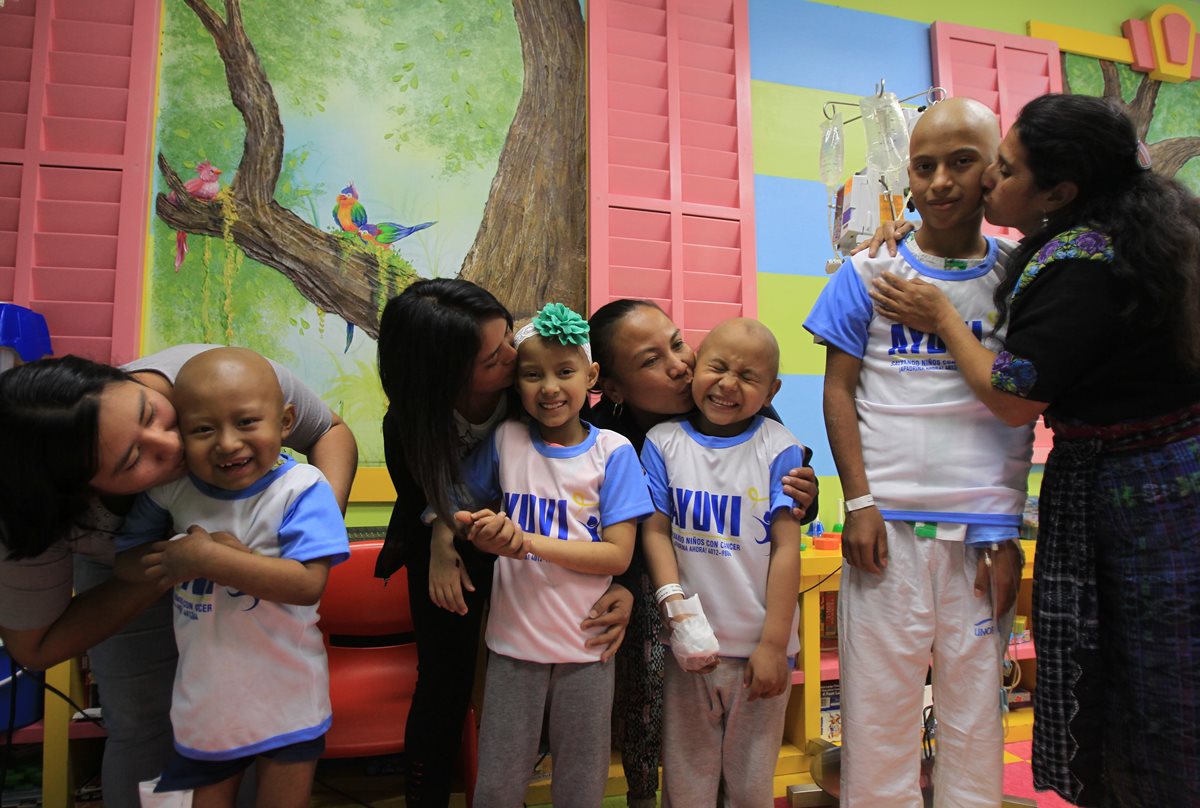 Gabriel, Kristhal, Marvin y Otoniel reciben el cariño de sus madres, quienes les acompañan en la tenaz lucha que libran contra el cáncer, al igual que cientos de pequeños pacientes en la Unidad de Oncología Pediátrica, zona 11 capitalina. (Foto Prensa Libre: Esbin García)