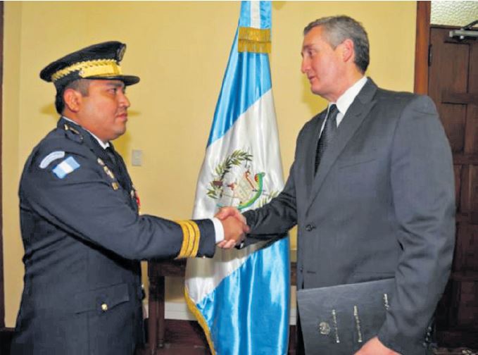 El comisario Nery Benito, cuando fue juramentado por el ministro Enrique Degenhart.(Foto Prensa Libre: Hemeroteca PL)