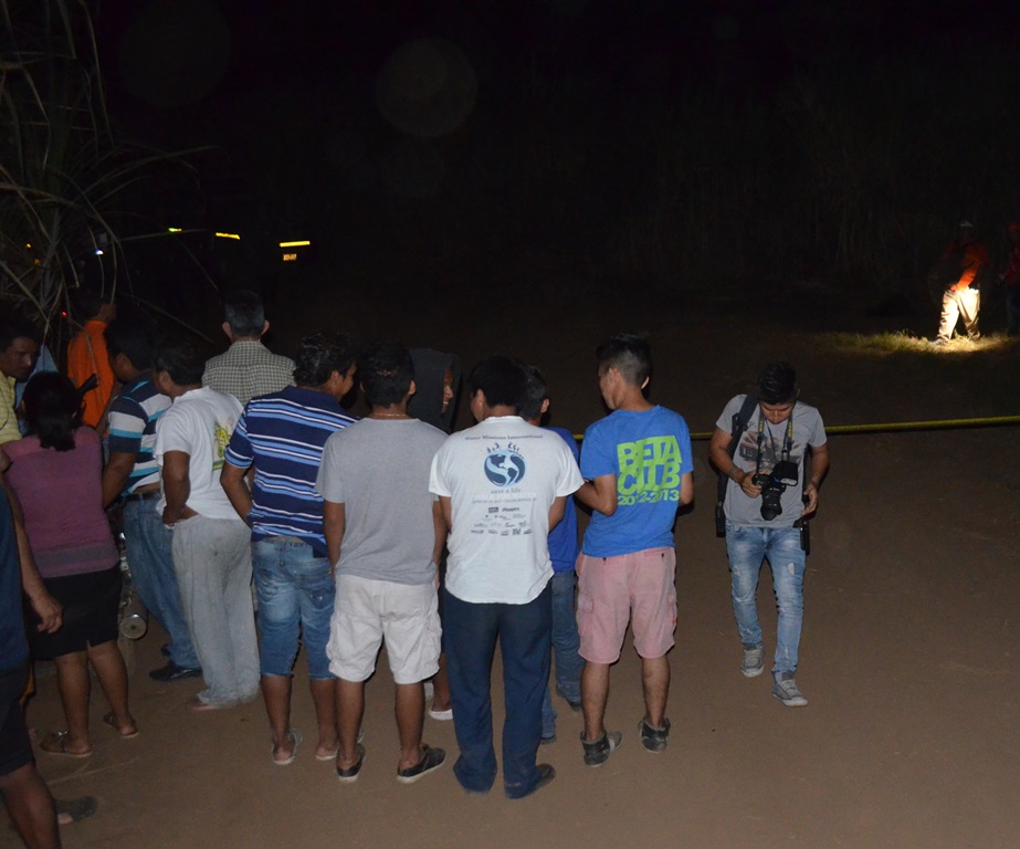 Curiosos permanecen en el lugar donde murió balado Israel Ordóñez, en Retalhuleu. (Foto Prensa Libre: Jorge Tizol).