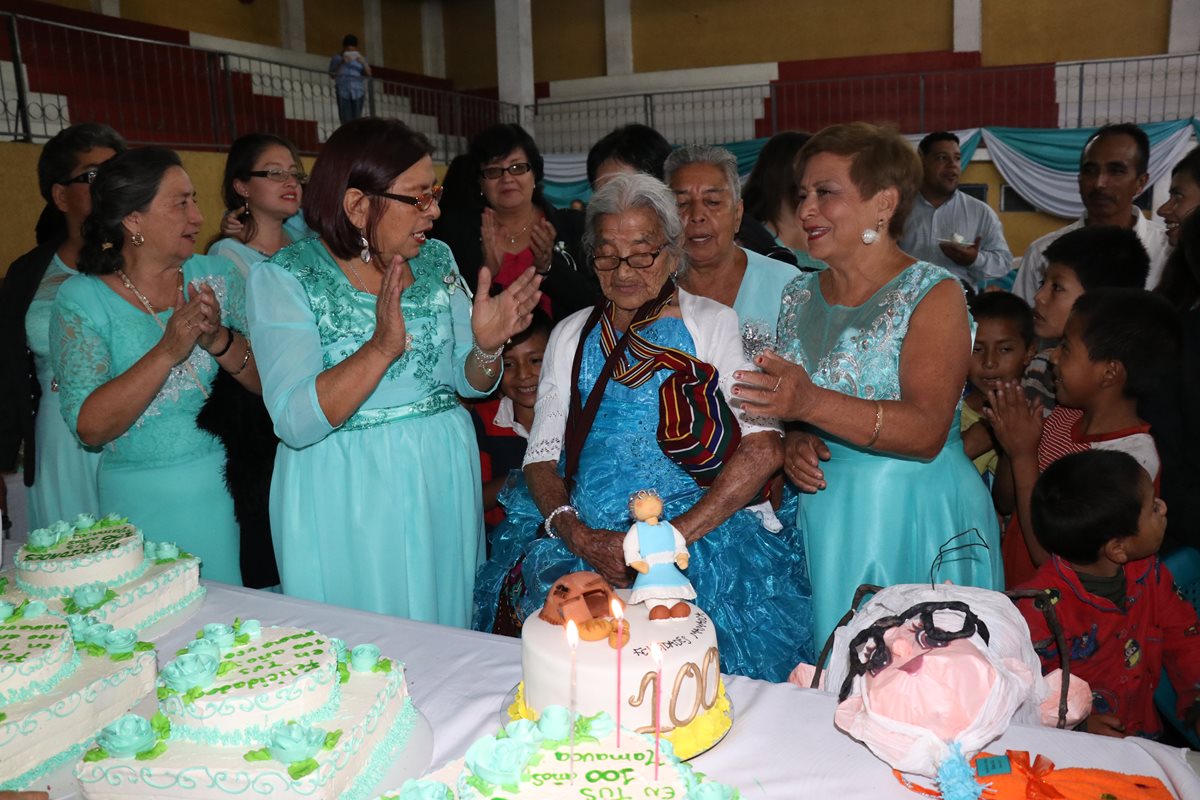 María Antonieta Villatoro Martínez celebra sus 100 años con su familia. (Foto Prensa Libre: Mike Castillo)