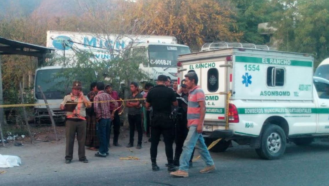 Socorristas resguardan el cuerpo de Marlon Cucul, de 13 años, quien murió luego de haber sido arrollado, en San Agustín Acasaguastlán. (Foto Prensa Libre: Héctor Contreras)