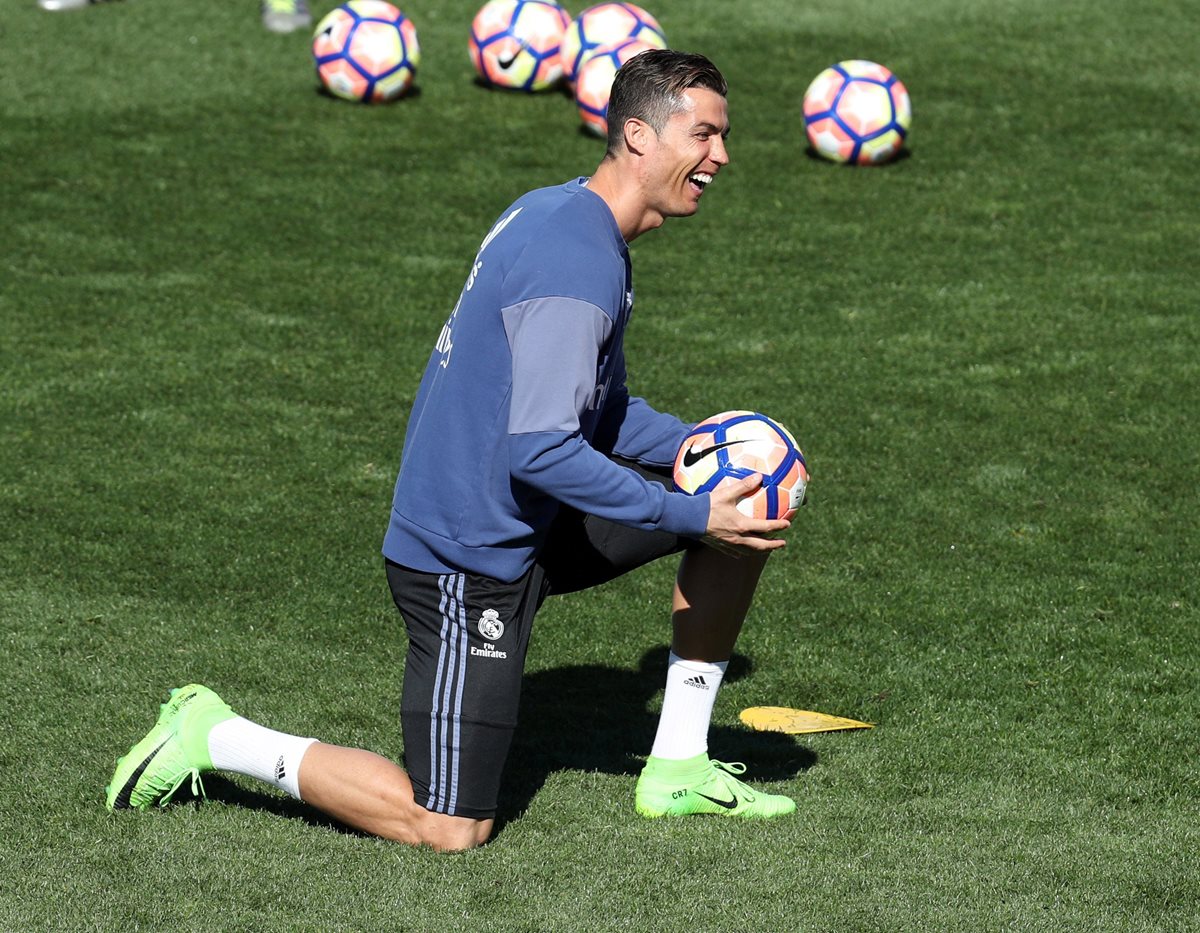 Cristiano Ronaldo ayer en la Ciudad Deportiva de Valdebebas donde se entrenó previo al partido de Liga frente al Real Betis. (Foto Prensa Libre: EFE)