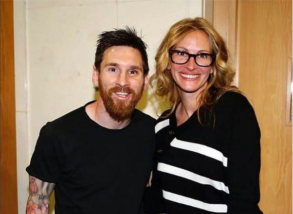 Julia Roberts posa junto a Lionel Messi, estrella del Barcelona. (Foto redes).