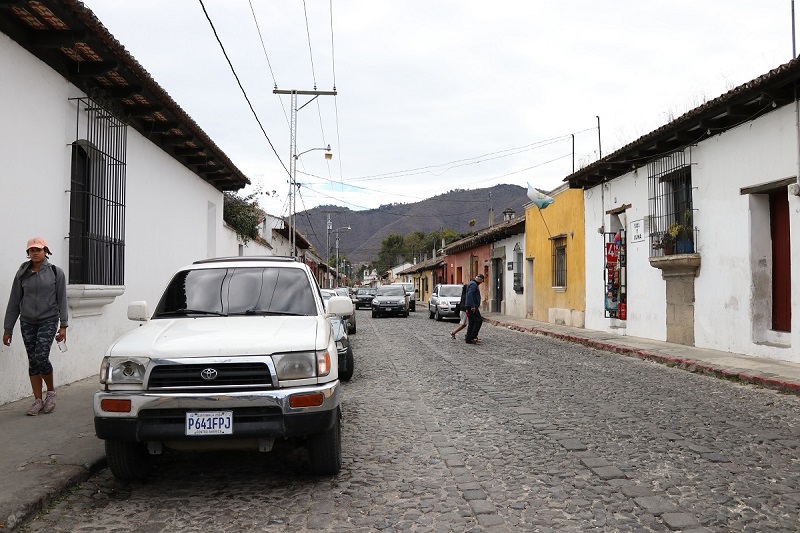 Sector de la 7a. calle poniente, de Antigua Guatemala, donde comenzará el plan piloto de iluminación, para colocar cableado subterráneo. (Foto Prensa Libre: Julio Sicán)