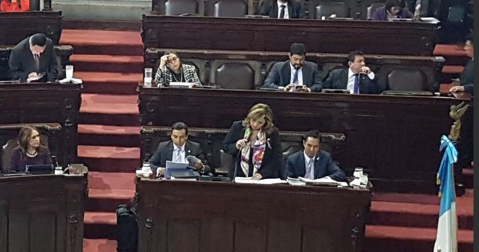 La canciller Sandra Jovel responde a las escuetas preguntas de los diputados. (Foto Prensa Libre: Carlos Álvarez)