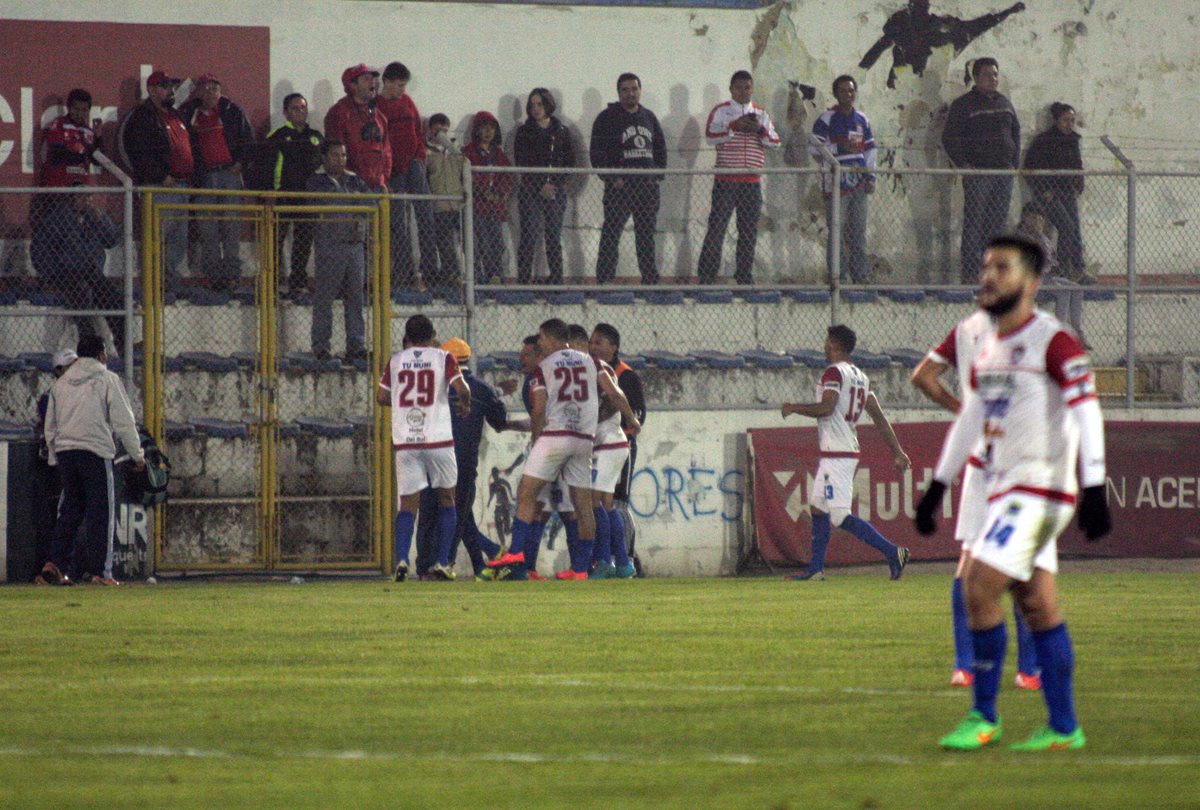 Los jugadores de Mictlán festejan el gol del 1-1 frente a Xelajú MC. (Foto Prensa Libre: Carlos Ventura)