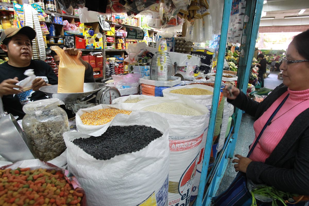 La CBA debe cubrir el consumo familiar de 26 alimentos definidos por el INE (Foto Prensa Libre: Hemeroteca PL)