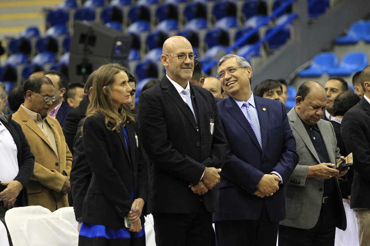 Gerardo Aguirre —izquierda— junto al vicepresidente Jafeth Cabrera, en la juramentación para los Juegos Centroamericanos de Managua. (Foto Prensa Libre: Carlos Hernández)