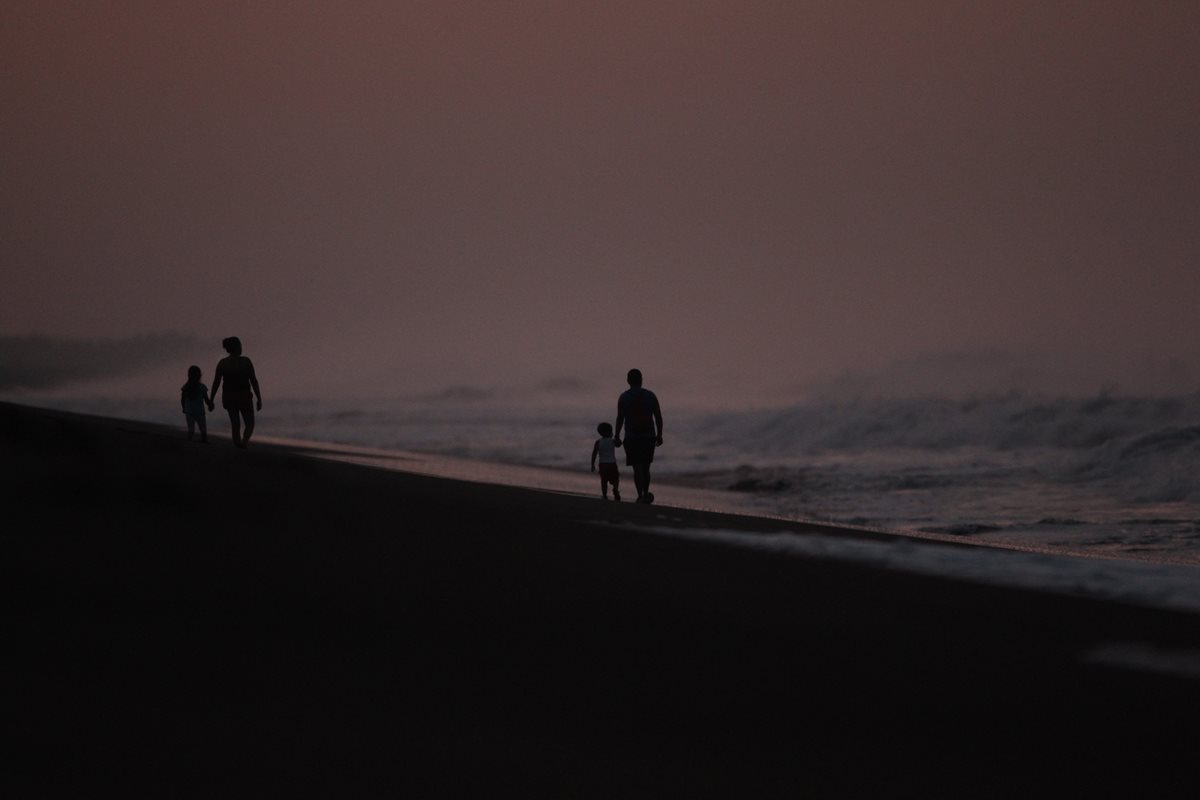 La playa de Monterrico es visitada por turistas para Semana Santa. (Foto Prensa Libre: Carlos Hernández)