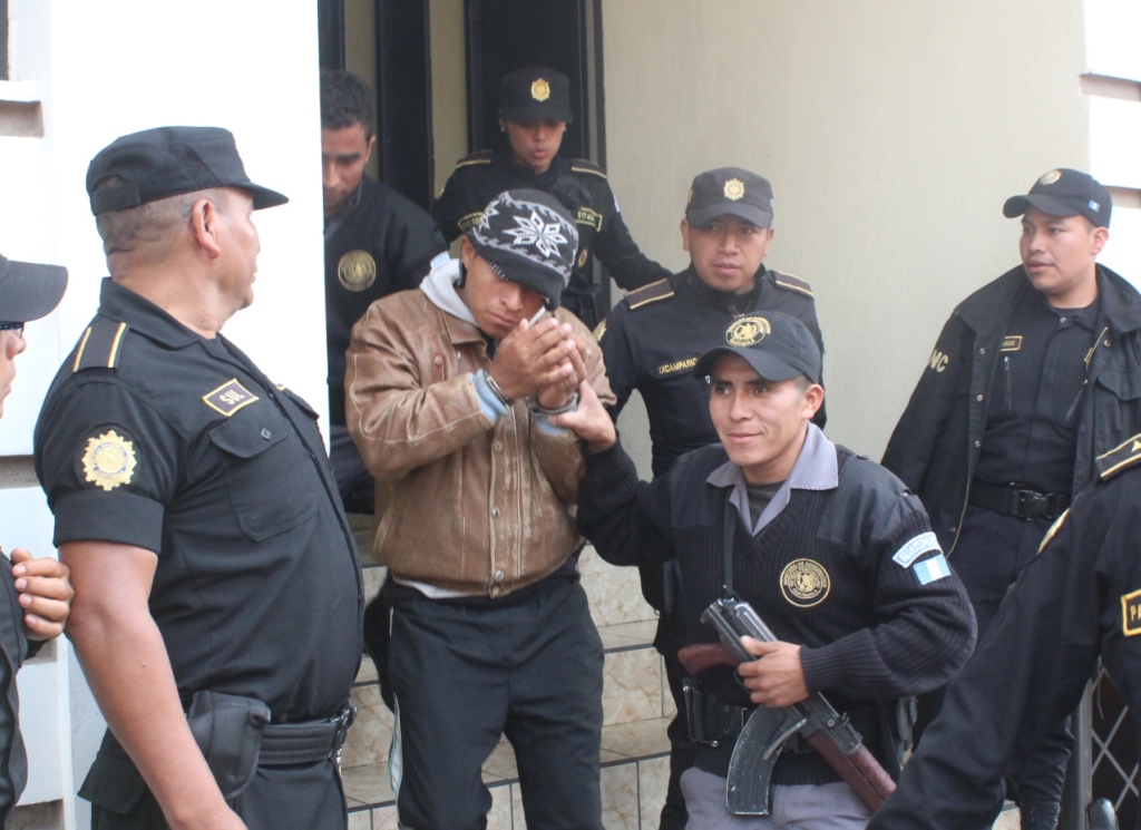 El condenado fue trasladado por agentes de la PNC a la cárcel de Quetzaltenango, donde purgará la condena. (Foto Prensa Libr: Ángel Julajuj)