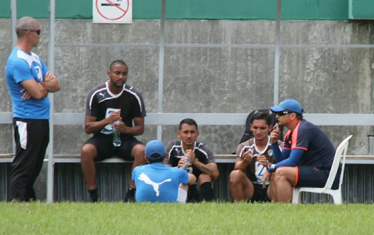 El técnico Ronaldo González conversa con Russell, Estrada y Monge después de que el domingo se fueron de fiesta, tras la derrota contra Guastatoya. (Foto Prensa Libre: cortesía @CremasTotal)