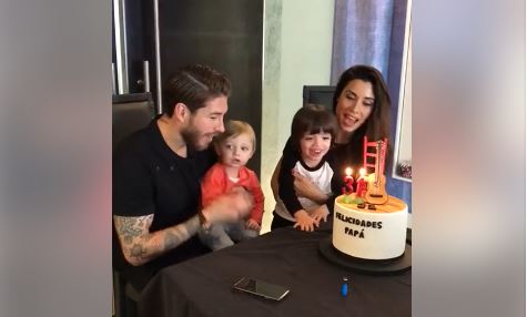 Sergio Ramos junto a su esposa Pilar Rubio y sus dos hijos. (Foto Prensa Libre: Captura de Pantalla Twitter)