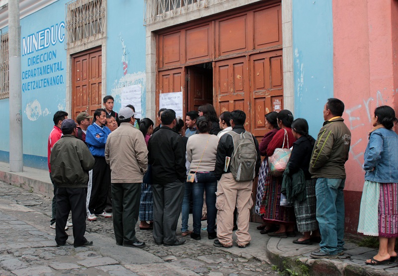 Padres de familia piden que la Dirección Departamental de Educación de Xelajú controle los cobros que hacen los colegios para las graduaciones. (Foto Prensa Libre: Carlos Ventura)