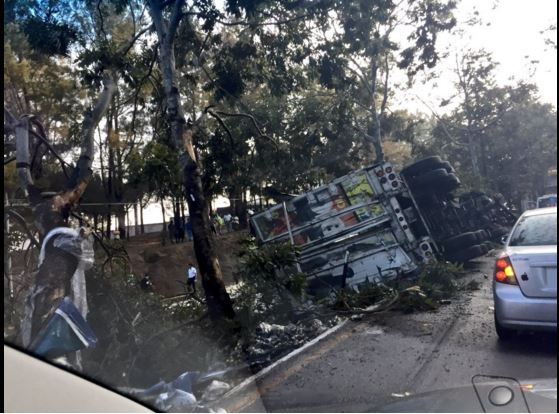 Trailer obstruye paso en el Periférico, zona 2 (Foto cortesía Amílcar Montejo)