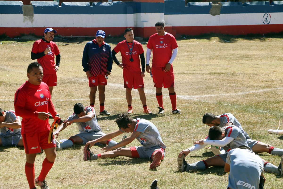 Ronald Gómez ya dirige los entrenamientos de Xelajú MC. (Foto Prensa Libre: Carlos Ventura)