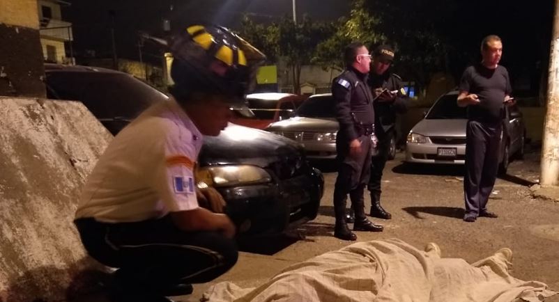 Socorristas observan a una de las víctimas de la violencia este viernes, en El Paraíso, zona 18. (Foto: Bomberos Voluntarios)