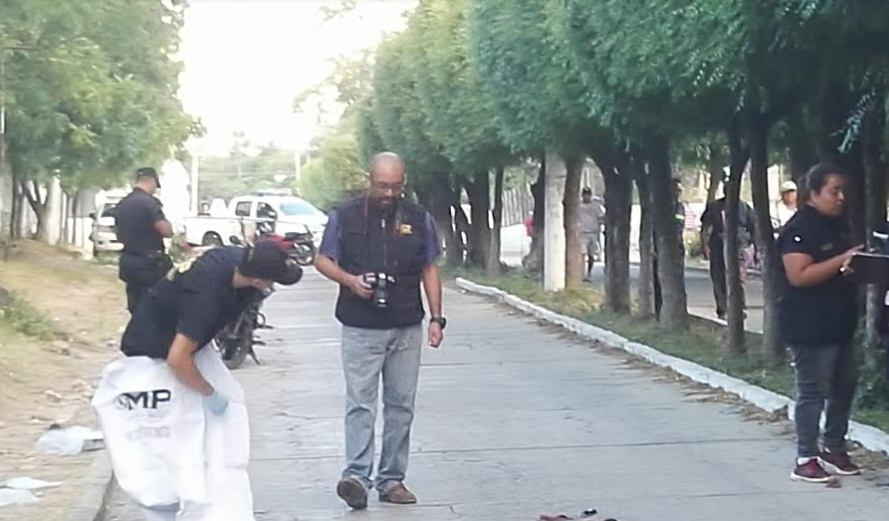 Investigadores recaban indicios donde fue localizado el cadáver de la recién nacida, en Zacapa. (Foto Prensa Libre: Mario Morales).