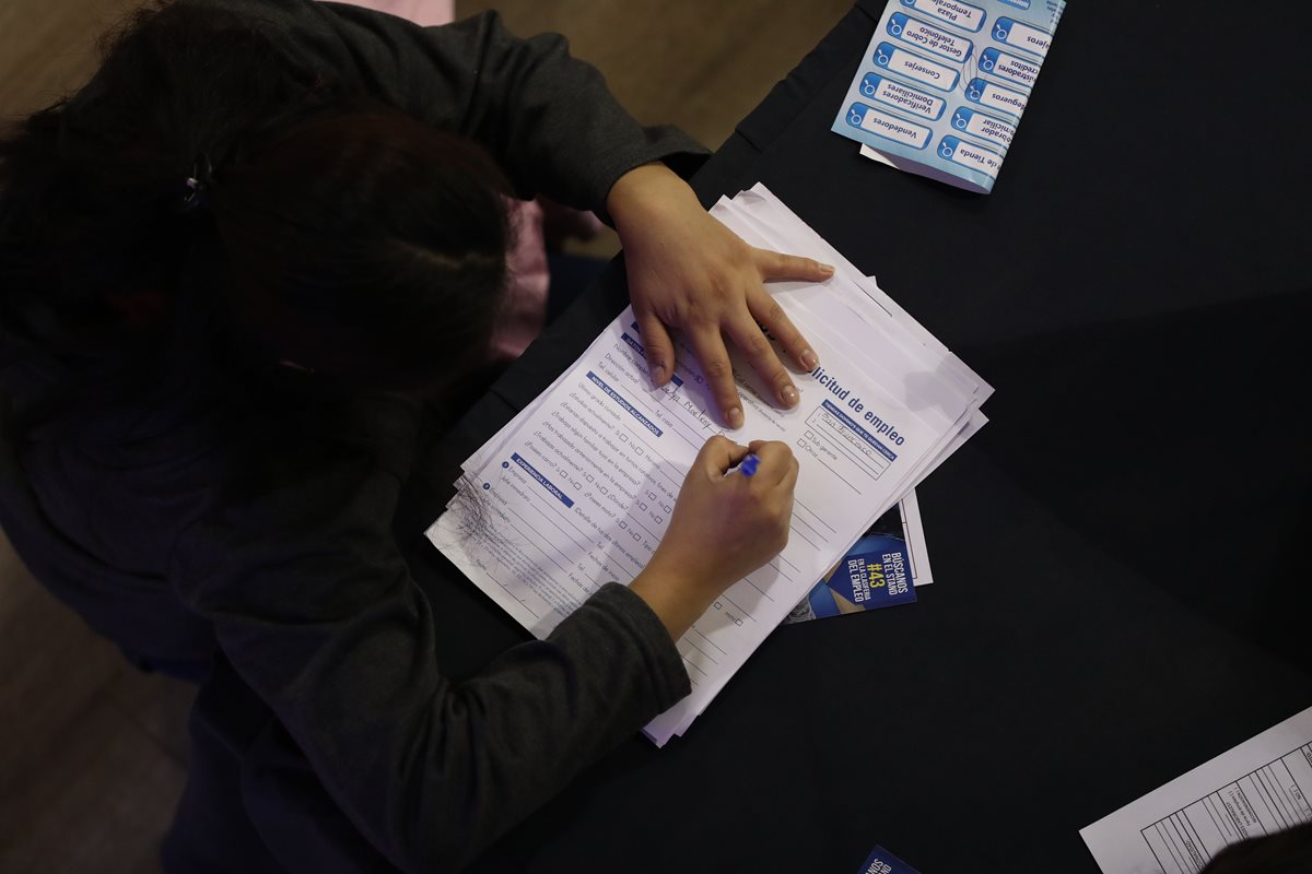 Miles de personas acuden a segundo día de la Clasiferia del Empleo de Prensa Libre. (Foto Prensa Libre: Esbin García)