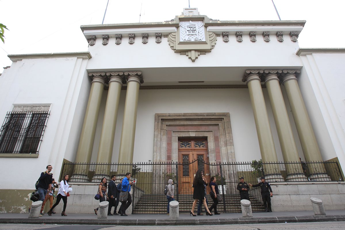 La Casa Presidencial permanece cerrada durante los allanamientos de la Fiscalía contra el Lavado de Dinero. (Foto Prensa Libre: Esbin García)