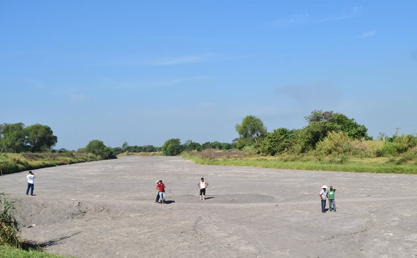 Agricultores de Nueva Concepción ven con preocupación la escasez de agua en el afluente Madre Vieja. (Foto Prensa Libre: Carlos E. Paredes)>