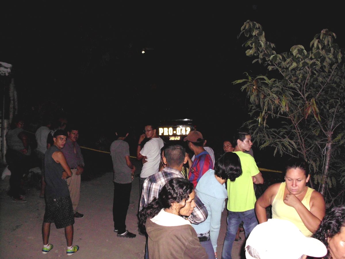 Agentes de la PNC acordonan el área donde fueron ultimadas dos personas, en Sanarate, El Progreso. (Foto Prensa Libre: Héctor Contreras)