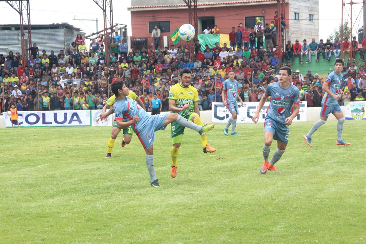 El volante de Municipal, Pedro Altán, domina el esférico ante el asedio de un jugador de Sololá, en el encuentro disputado en el estadio Xambá. (Foto Prensa Libre: Ángel Julajuj)