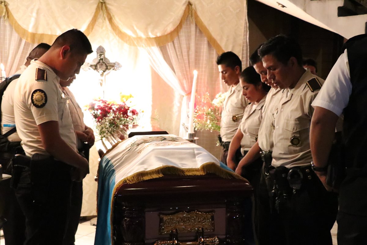 Compañeros agentes del subinspector Balbino Alfonso López Hidalgo, durante el homenaje que le rindieron en la Comisaria 72 de Sololá. (Foto Prensa Libre: Ángel Julajuj)