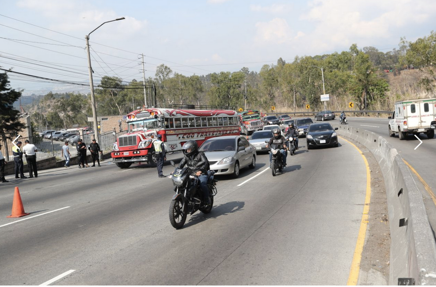 El bus de los transportes Transuama atacado el martes último en la ruta al Pacífico.(Foto Prensa Libre: Erick Ávila)