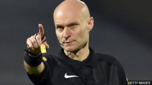 Tony Chapron se ha dado a conocer en el mundo del fútbol y no precisamente por la calidad de su arbitraje. (Foto Prensa Libre: BBC News Mundo)