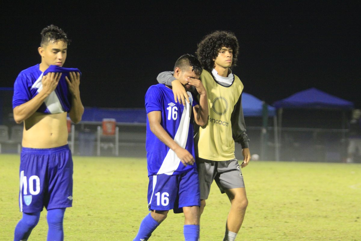 Jugadores de la Sub 20 de Guatemala se lamentan después de haber perdido el duelo contra El Salvador. (Foto Prensa Libre: Juan Meoño/Delegado ACD).