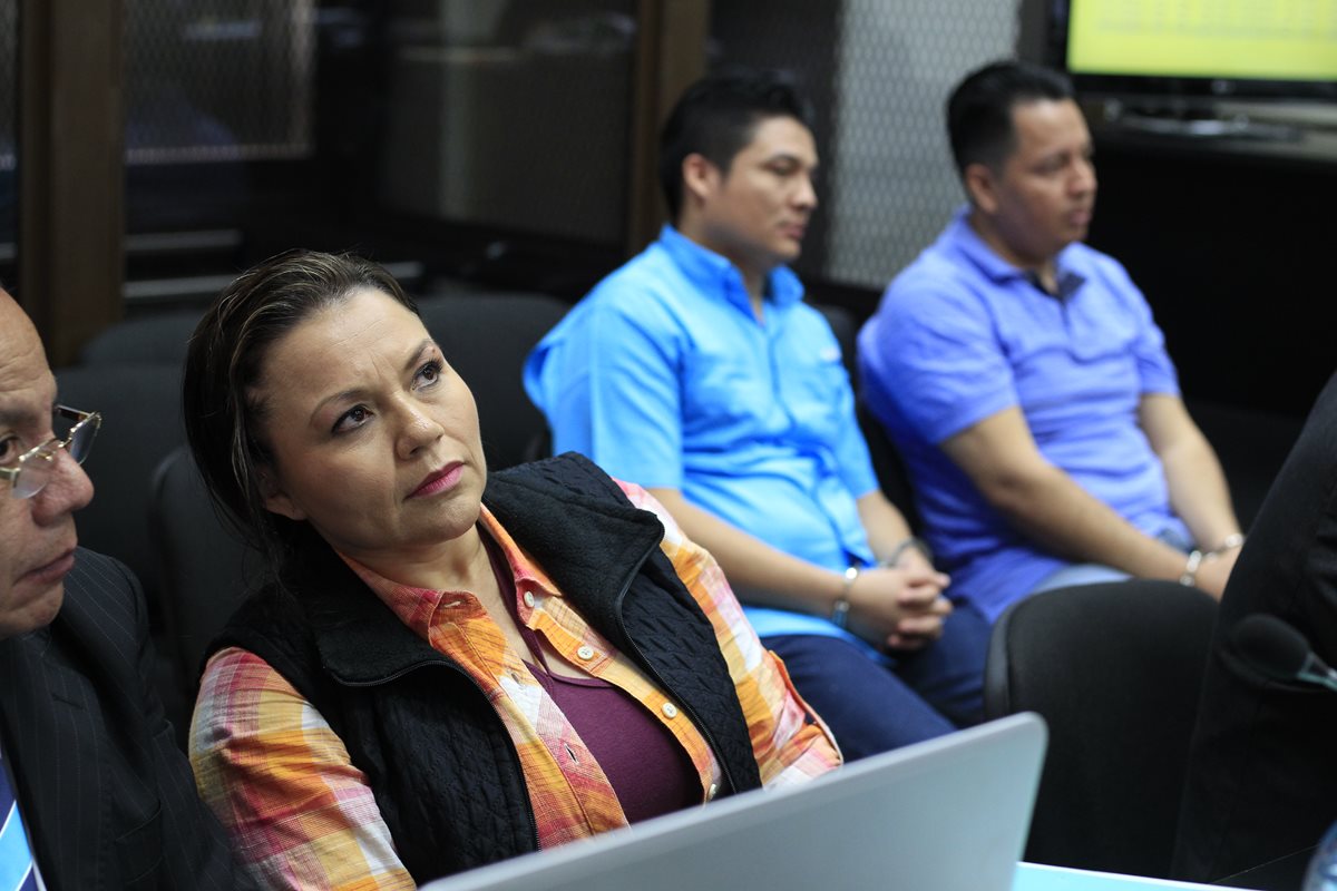 Marcos Odilia González García y sus hermanos Irael y Jairo Antonio escuchan la acusación que el Ministerio Público hace en su contra. (Foto Prensa Libre: Paulo Raquec)