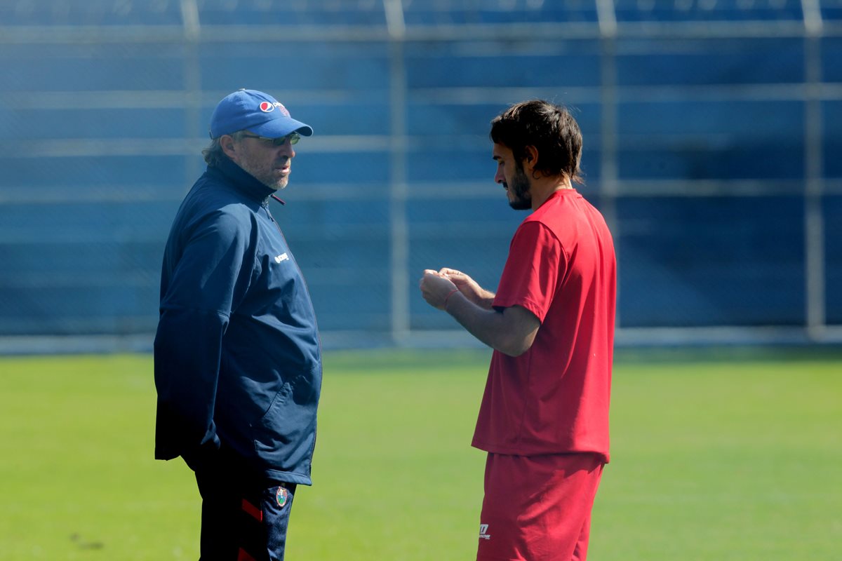 Gustavo Machaín (izquierda) dialoga con el Gastón Puerari (derecha). (Foto Prensa Libre: Norvin Mendoza)