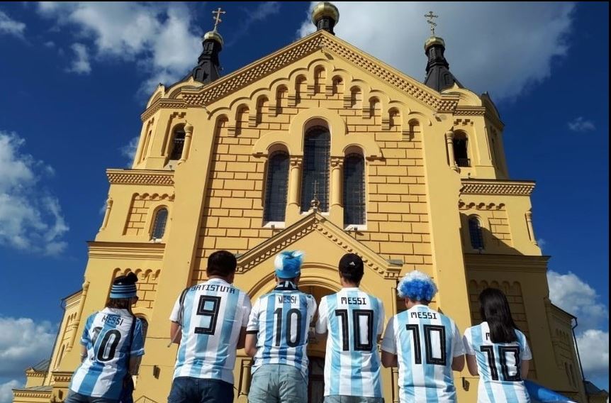 Aficionados argentinos, frente a la Catedral de Alejandro Nevski, previo al juego entre Argentina y Croacia. (Foto Prensa Libre: Cortesía Olé)