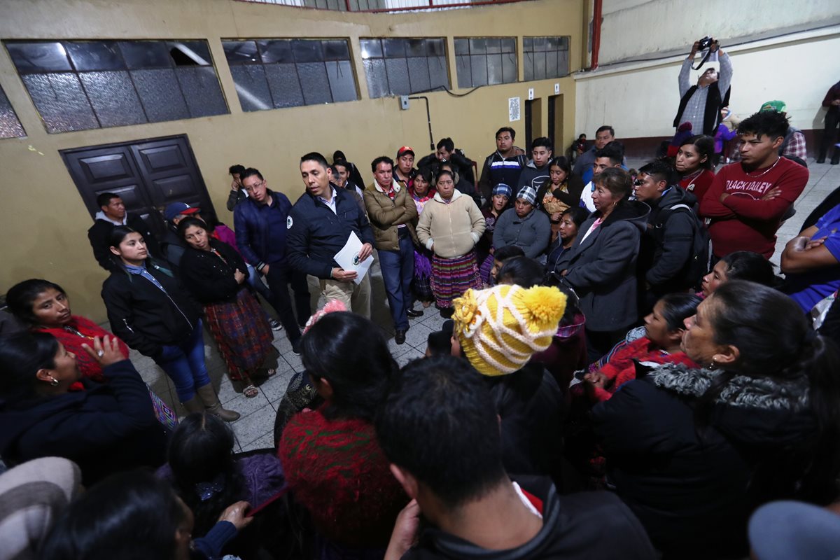 Vendedores de juegos pirotécnicos expresan al director de abastos de comuna, Roberto Escobar, -al centro, chumpa azul- su rechazo a la decisión de trasladarlos a Cefemerq. (Foto Prensa Libre: Mynor Toc) 