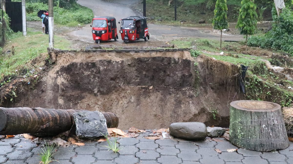 La crecida del río Sacuá dañó las bases del puente, por lo que colapsó en Mazatenango. (Foto Prensa Libre: Cristian I. Soto)