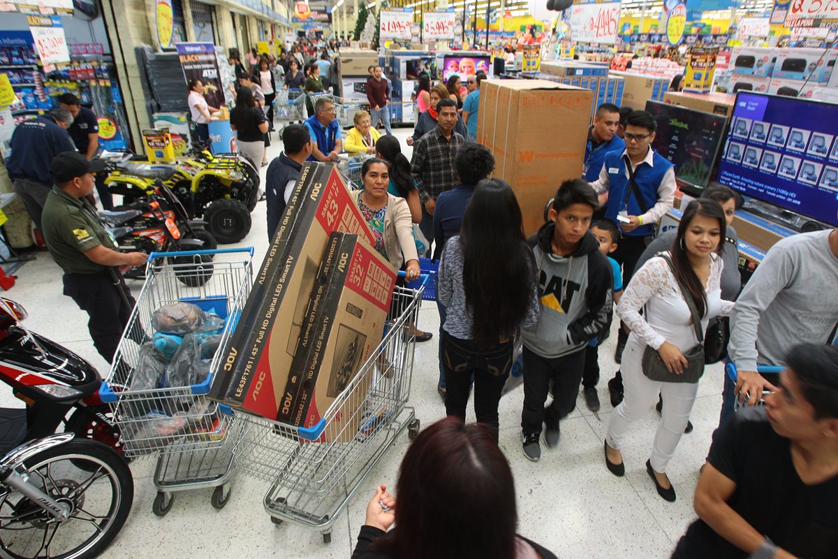 Televisores y electrodomésticos son los más cotizados en temporada de ofertas. (Foto Prensa Libre: Alvaro Interiano)