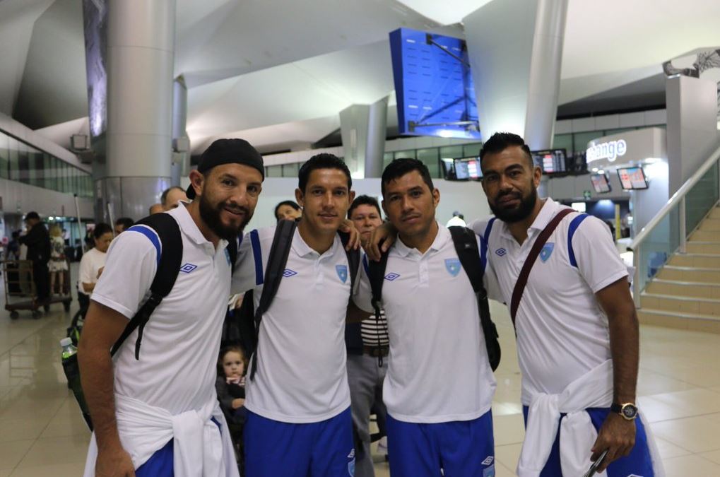 Los seleccionados nacionales Hamilton López, Jonathan López, Mario Castellanos y Paulo César Motta posan en el Aeropuerto La Aurora antes de viajar a Los Ángeles. (Foto Prensa Libre: Fedefut)