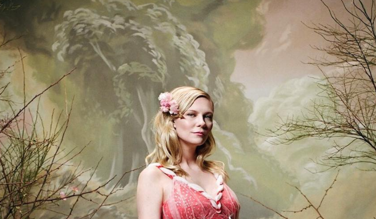 Kirsten Dunst, para Rodarte, mostrando su estado de gestación (Foto Prensa Libre: Instagram).