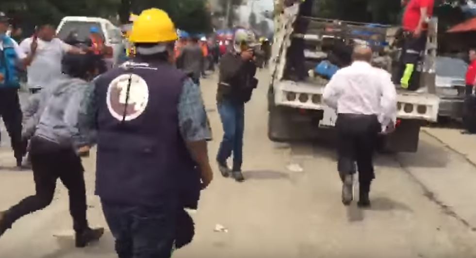 Un diputado tuvo que salir corriendo del lugar afectado por el terremoto en Xochimilco, luego de que varias personas mostraran su inconformidad. (Foto Prensa Libre: YouTube / Mucho Xochimilco)