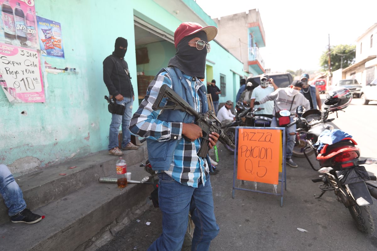 Hombres armados con fusiles de asalto vigilan las calles de Bárcenas, Villa Nueva. (Foto Prensa Libre: Érick Ávila)