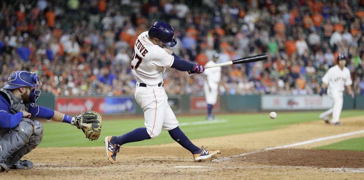 El venezolano José Altuve, de los Astros de Houston, pegó un doblete. (Foto Prensa Libre: AP)