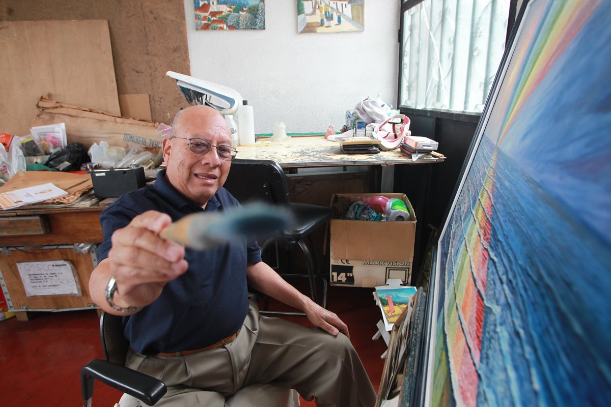 Cecilio Baeza Gámar es ingeniero, pintor, capacitador y motivador (foto Prensa Libre: Érick Ávila).