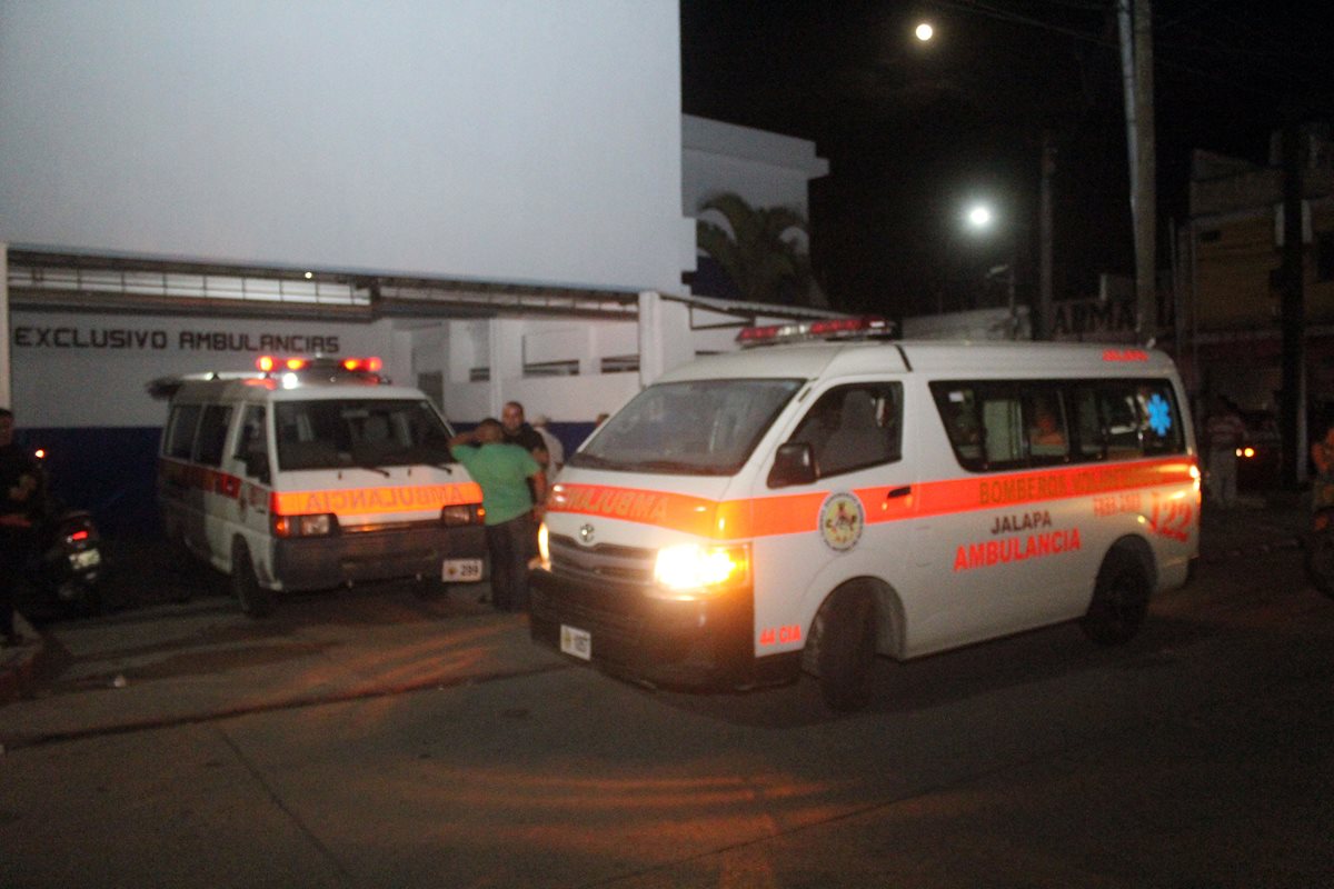 Socorristas trasladan a un centro asistencial a hombres que fueron heridos durante discusión en la cabecera de Jalapa. (Foto Prensa Libre: Hugo Oliva)