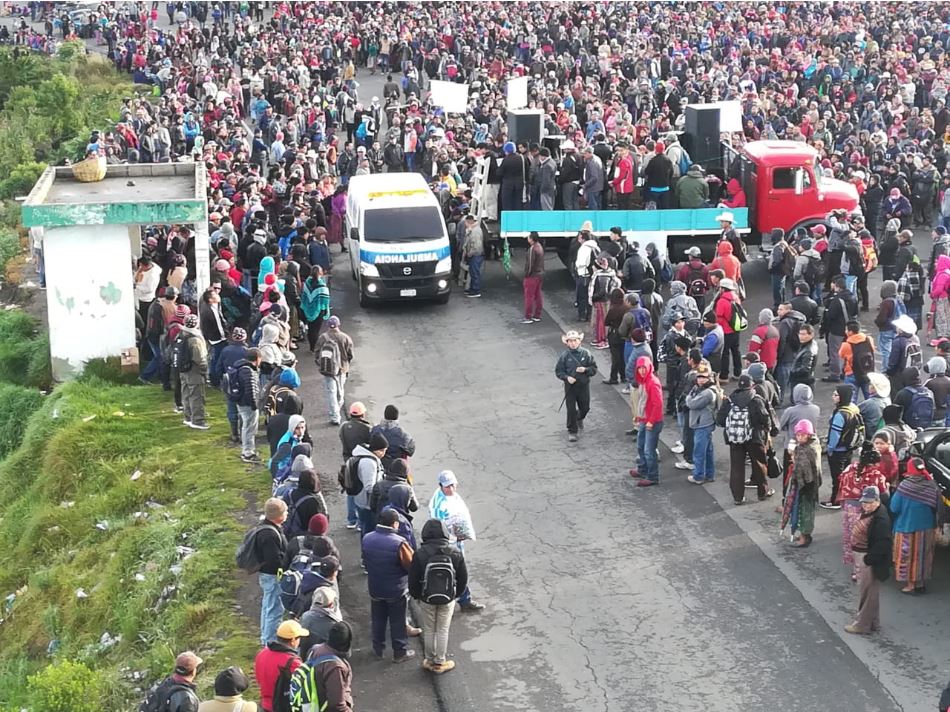 Pobladores bloquean la ruta Interamericana en rechazo al Gobierno de Jimmy Morales y a favor de la continuidad de la Cicig. (Foto Prensa Libre: Raúl Juárez)