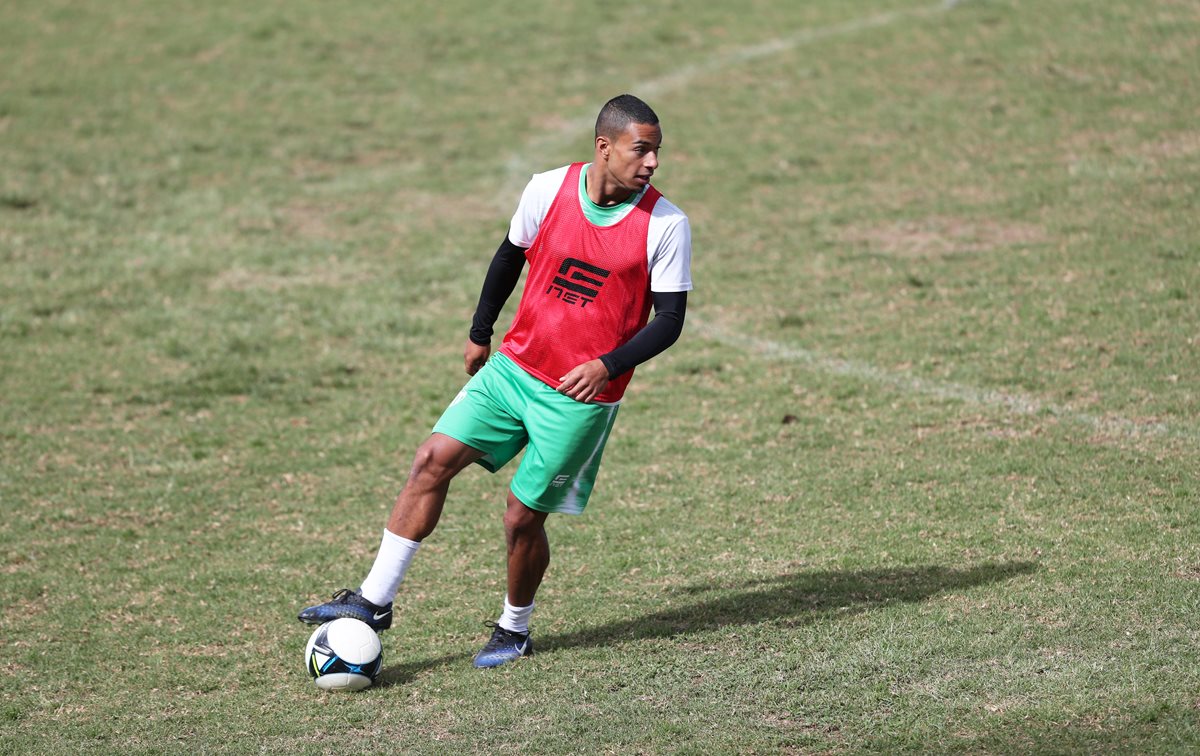 Marco Domínguez conduce el balón durante un entrenamiento del plantel colonial en el estadio de Santo Tomás Milpas Altas. (Foto Prensa Libre: Francisco Sánchez).